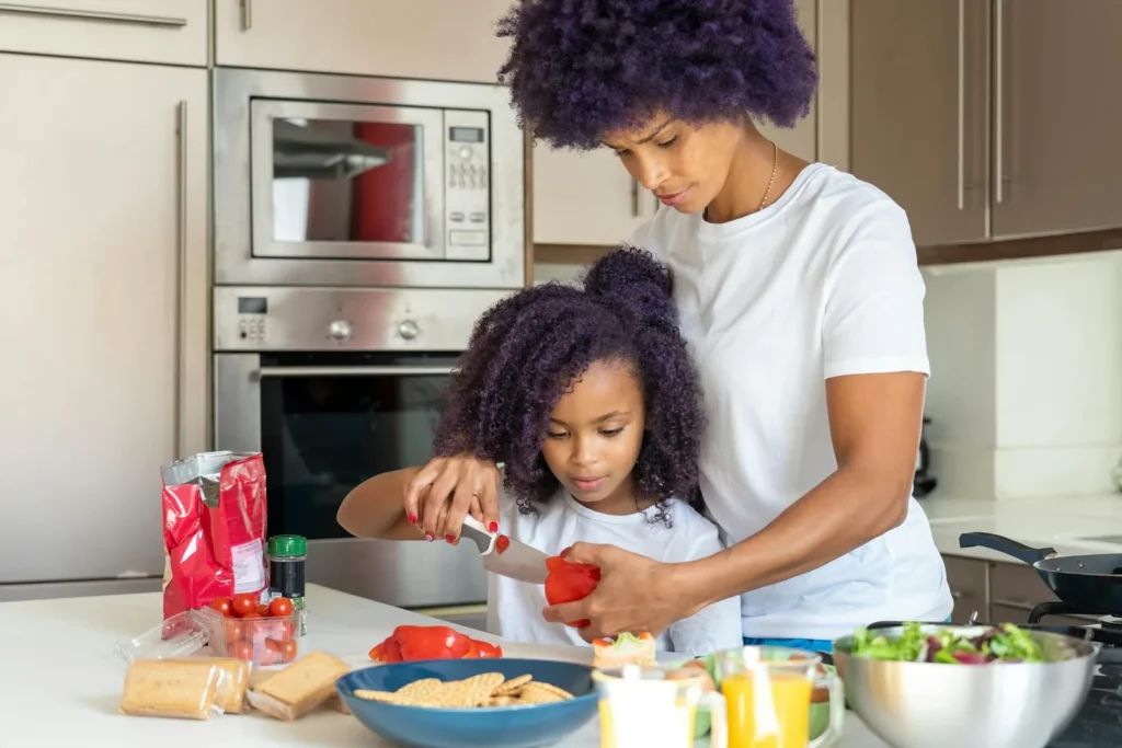 Cuisiner avec ses enfants : bénéfices, organisation et recettes faciles