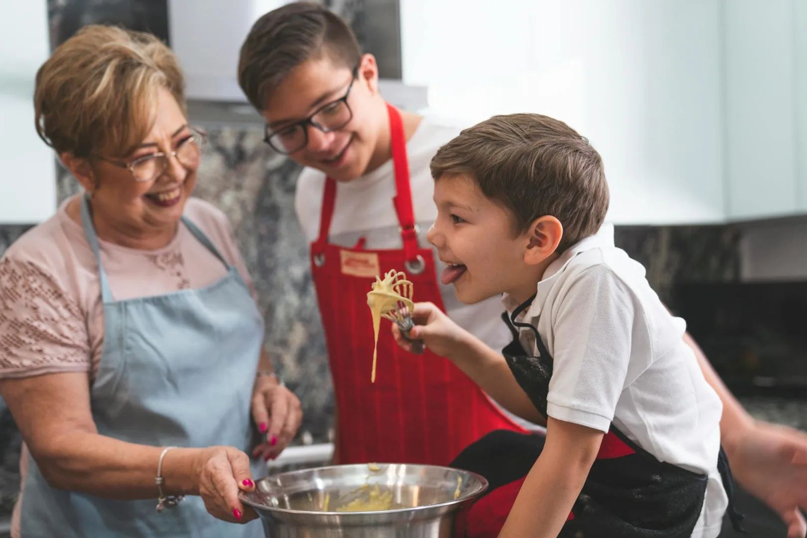 Cuisiner avec ses enfants : bénéfices, organisation et recettes faciles