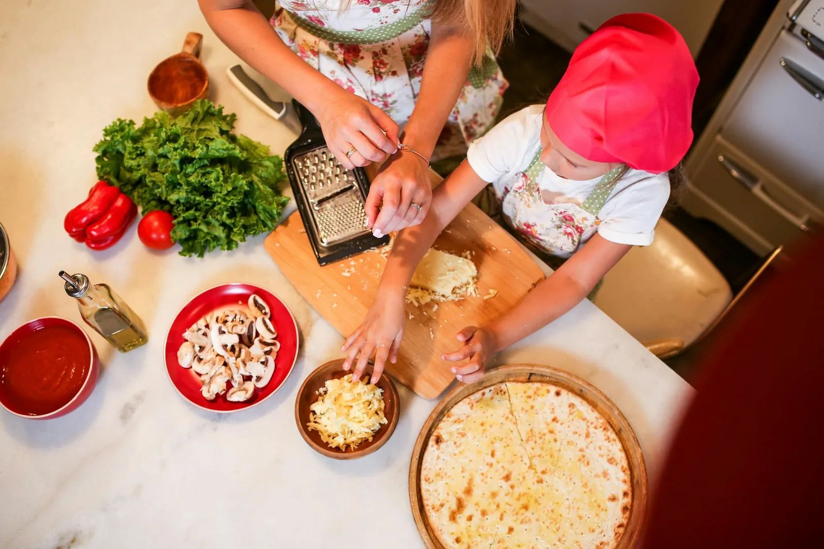 Cuisiner avec ses enfants : bénéfices, organisation et recettes faciles