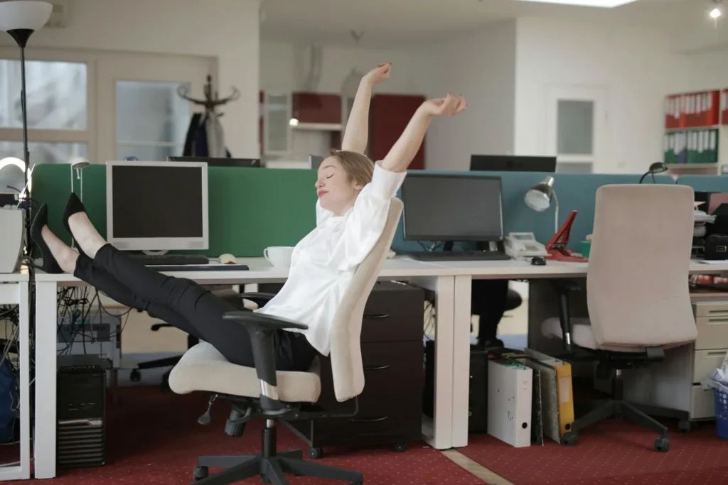 Mal de dos : prévenir au quotidien sans devenir obsédé de la posture