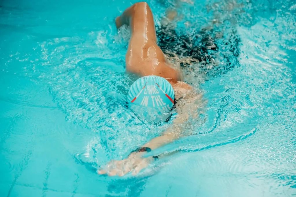 Natation : bienfaits et programme débutant pour s'y mettre durablement