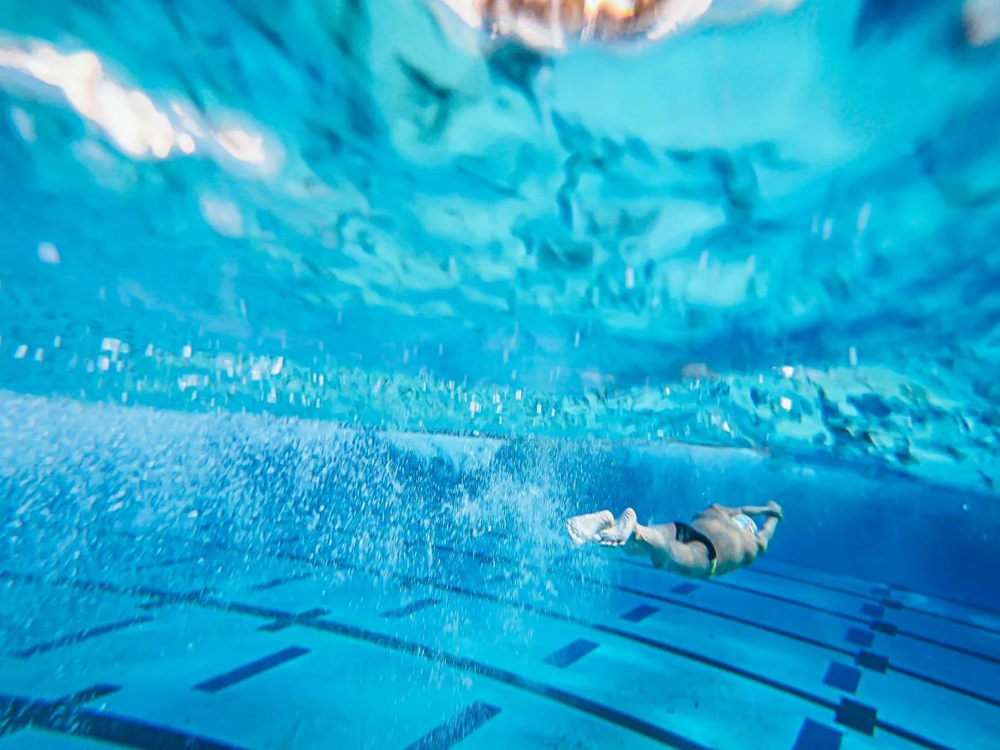 Natation : bienfaits et programme débutant pour s'y mettre durablement