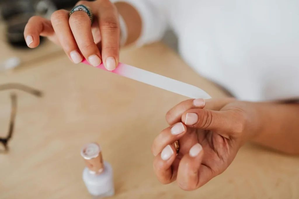Ongles cassants : comprendre les causes et retrouver des ongles solides