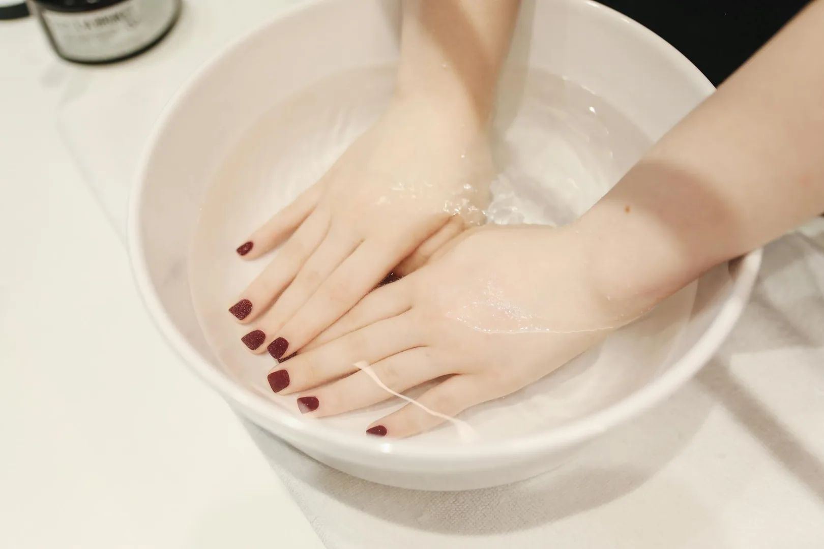 Ongles cassants : comprendre les causes et retrouver des ongles solides