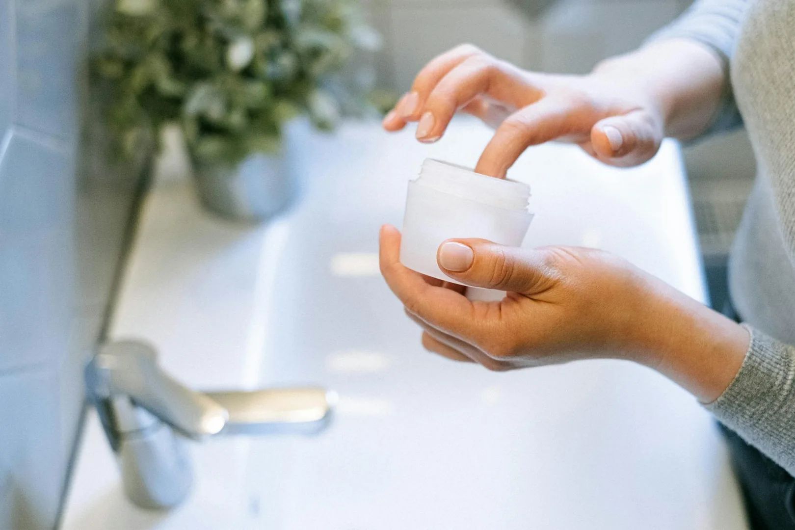 Routine skincare minimaliste : la méthode 3 produits qui suffit vraiment